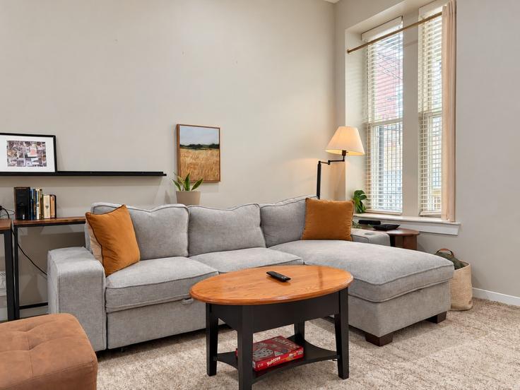 Elegant gestaltetes Wohnzimmer mit moderner Einrichtung in einer Wohnung im Building North Throop Street - flexhome - 1379065 in Chicago, Chicago Elegant gestaltetes Wohnzimmer mit moderner Einrichtung in einer Wohnung im Building North Throop Street - flexhome - 1379065 in Chicago, Chicago