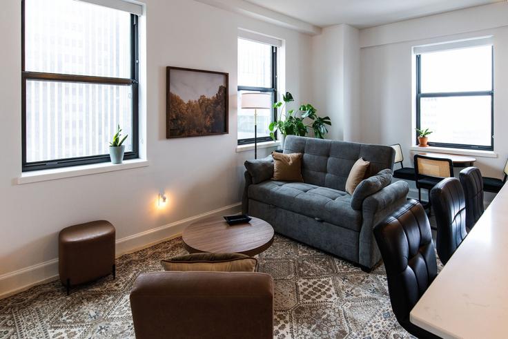 Milwaukee, Milwaukee에 위치한 Building North Broadway - flexhome - 1379067 유닛의 세련된 인테리어가 돋보이는 거실