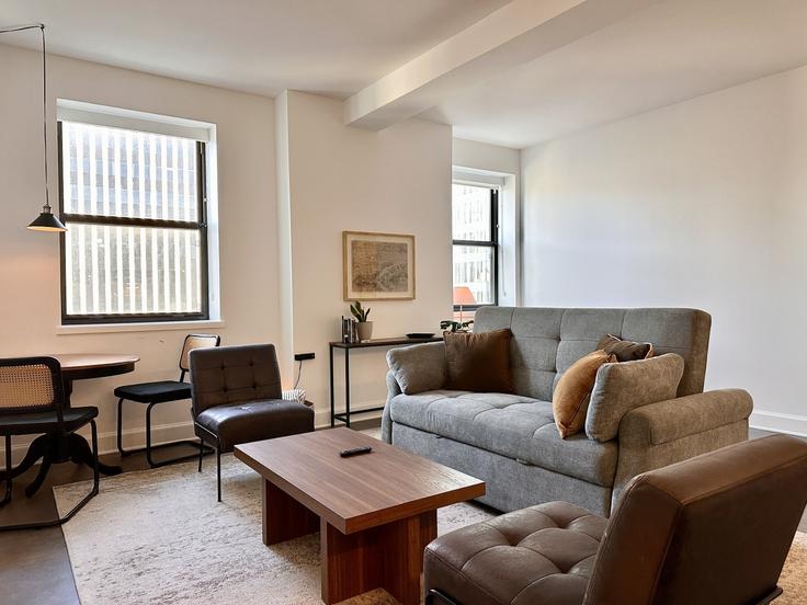 Elegant gestaltetes Wohnzimmer mit moderner Einrichtung in einer Wohnung im Building North Broadway - flexhome - 1379069 in Milwaukee, Milwaukee