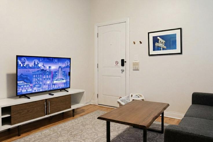Elegant gestaltetes Wohnzimmer mit moderner Einrichtung in einer Wohnung im Building West Division Street - flexhome - 1379070 in Chicago, Chicago Elegant gestaltetes Wohnzimmer mit moderner Einrichtung in einer Wohnung im Building West Division Street - flexhome - 1379070 in Chicago, Chicago