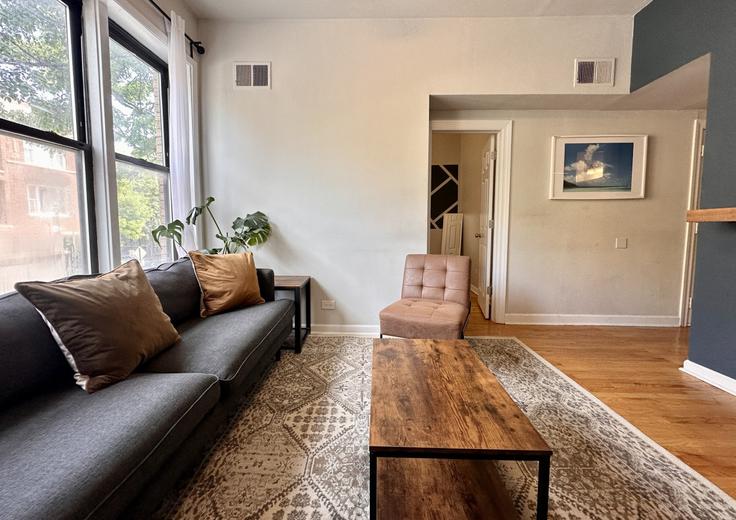 Building North Damen Avenue - flexhome - 1431265 adresindeki bir dairede modern mobilyalarla zarif bir şekilde tasarlanmış oturma odası Chicago, Chicago