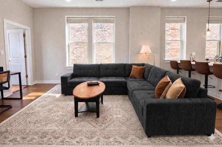 Elegante sala de estar con mobiliario moderno en un apartamento en Building North Throop Street - flexhome - 1494909 en Chicago, Chicago