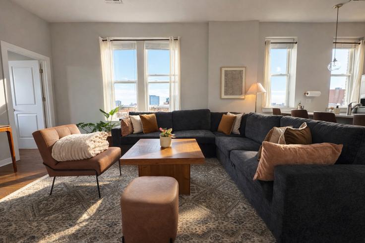 Chicago, Chicago에 위치한 Building North Throop Street - flexhome - 1494909 유닛의 세련된 인테리어가 돋보이는 거실 Chicago, Chicago에 위치한 Building North Throop Street - flexhome - 1494909 유닛의 세련된 인테리어가 돋보이는 거실