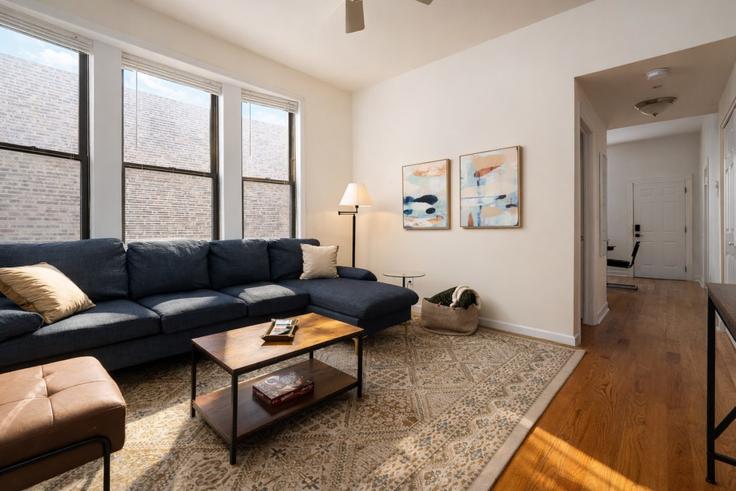 Elegante sala de estar con mobiliario moderno en un apartamento en Building North Damen Avenue - flexhome - 1501223 en Chicago, Chicago