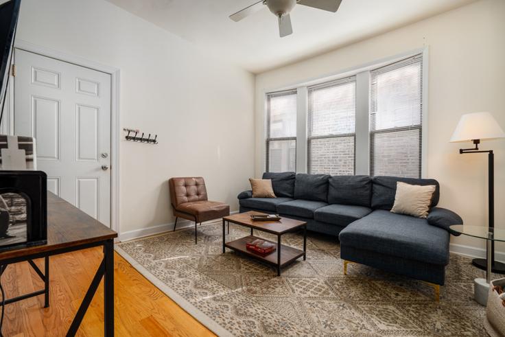 Sala de estar elegantemente projetada com móveis modernos em um apartamento no Building North Damen Avenue - flexhome - 1501223 em Chicago, Chicago Sala de estar elegantemente projetada com móveis modernos em um apartamento no Building North Damen Avenue - flexhome - 1501223 em Chicago, Chicago