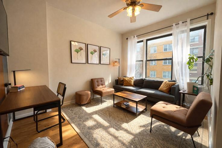 Sala de estar elegantemente projetada com móveis modernos em um apartamento no Building North Damen Avenue - flexhome - 1511813 em Chicago, Chicago Sala de estar elegantemente projetada com móveis modernos em um apartamento no Building North Damen Avenue - flexhome - 1511813 em Chicago, Chicago