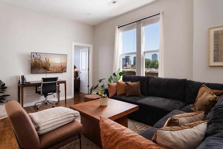 Elegante sala de estar con mobiliario moderno en un apartamento en Building North Throop Street - flexhome - 1514880 en Chicago, Chicago