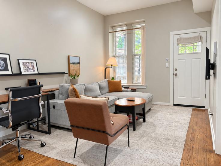 Elegant gestaltetes Wohnzimmer mit moderner Einrichtung in einer Wohnung im Building North Throop Street - flexhome - 1515273 in Chicago, Chicago Elegant gestaltetes Wohnzimmer mit moderner Einrichtung in einer Wohnung im Building North Throop Street - flexhome - 1515273 in Chicago, Chicago
