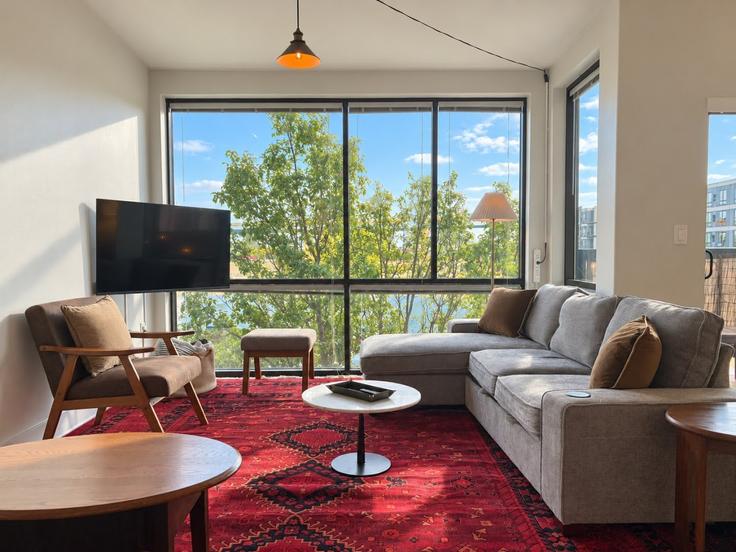 Elegante sala de estar con mobiliario moderno en un apartamento en Building North Jefferson Street - flexhome - 1631132 en Milwaukee, Milwaukee Elegante sala de estar con mobiliario moderno en un apartamento en Building North Jefferson Street - flexhome - 1631132 en Milwaukee, Milwaukee