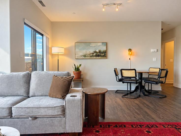 Building North Jefferson Street - flexhome - 1631132 adresindeki bir dairede modern mobilyalarla zarif bir şekilde tasarlanmış oturma odası Milwaukee, Milwaukee Building North Jefferson Street - flexhome - 1631132 adresindeki bir dairede modern mobilyalarla zarif bir şekilde tasarlanmış oturma odası Milwaukee, Milwaukee