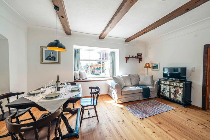 Elegante sala de estar con mobiliario moderno en un apartamento en Building Fischerndorf - flexi-flats-management-gmbh - 1613572 en Fischerndorf, Fischerndorf