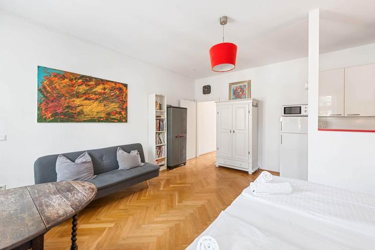 Elegant gestaltetes Wohnzimmer mit moderner Einrichtung in einer Wohnung im Building Bentheimstraße - flexi-flats-management-gmbh - 1613588 in Vienna, Vienna
