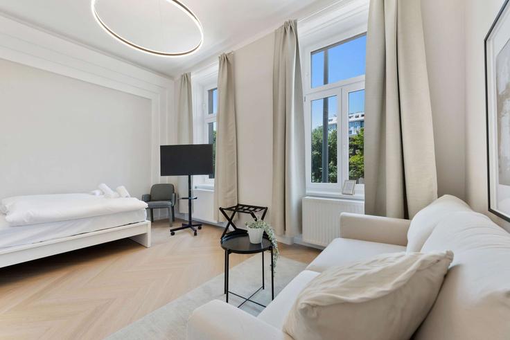 Building Lerchenfelder Gürtel - flexi-flats-management-gmbh - 1613579 adresindeki bir dairede modern mobilyalarla zarif bir şekilde tasarlanmış oturma odası Vienna, Vienna Building Lerchenfelder Gürtel - flexi-flats-management-gmbh - 1613579 adresindeki bir dairede modern mobilyalarla zarif bir şekilde tasarlanmış oturma odası Vienna, Vienna