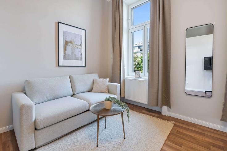 Vienna ViennaのBuilding Lerchenfelder Gürtel - flexi-flats-management-gmbh - 1613563のアパートメントにある、モダンな家具を備えたエレガントなデザインのリビングルーム Vienna ViennaのBuilding Lerchenfelder Gürtel - flexi-flats-management-gmbh - 1613563のアパートメントにある、モダンな家具を備えたエレガントなデザインのリビングルーム