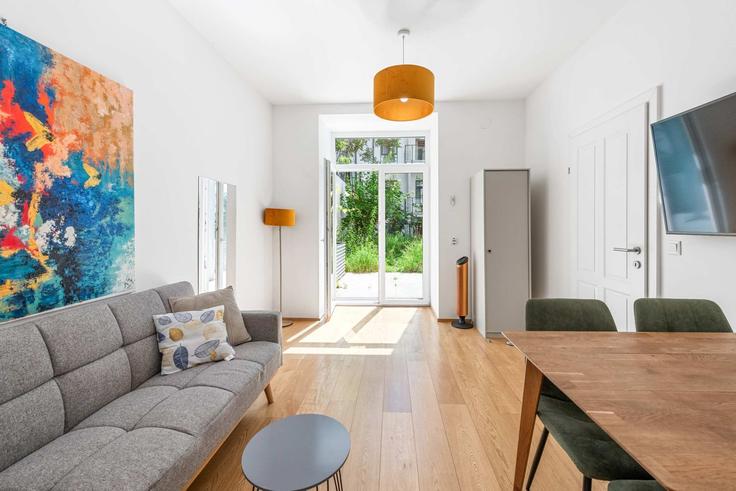 Elegant gestaltetes Wohnzimmer mit moderner Einrichtung in einer Wohnung im Building Währinger Gürtel - flexi-flats-management-gmbh - 1613595 in Vienna, Vienna