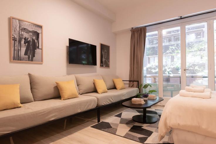 Sala de estar elegantemente projetada com móveis modernos em um apartamento no Building Lafinur - fliphaus - 1309790 - ARG em Buenos Aires, Buenos Aires