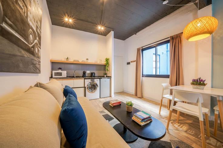 Sala de estar elegantemente projetada com móveis modernos em um apartamento no Building Lafinur - fliphaus - 1309775 - ARG em Buenos Aires, Buenos Aires
