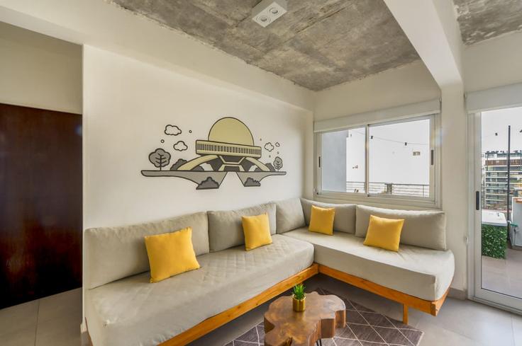 Building Doctor Emilio Ravignani - fliphaus - 1048936 - ARG adresindeki bir dairede modern mobilyalarla zarif bir şekilde tasarlanmış oturma odası Buenos Aires, Buenos Aires