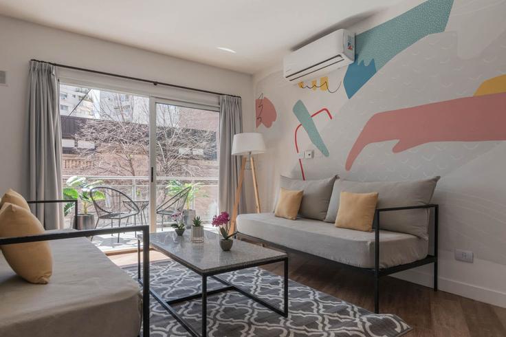Building Soler - fliphaus - 1049017 - ARG adresindeki bir dairede modern mobilyalarla zarif bir şekilde tasarlanmış oturma odası Buenos Aires, Buenos Aires