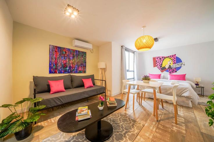 Elegant gestaltetes Wohnzimmer mit moderner Einrichtung in einer Wohnung im Building Lafinur - fliphaus - 1625726 in Buenos Aires, Buenos Aires Elegant gestaltetes Wohnzimmer mit moderner Einrichtung in einer Wohnung im Building Lafinur - fliphaus - 1625726 in Buenos Aires, Buenos Aires
