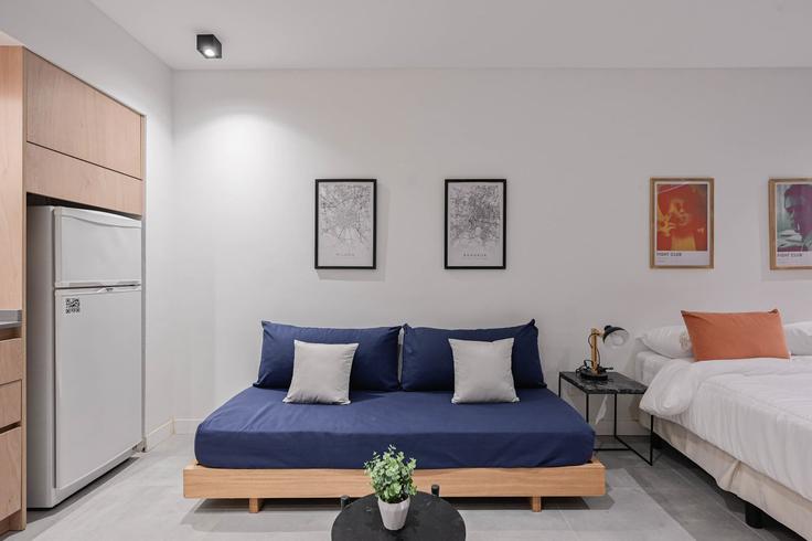 Building Doctor Emilio Ravignani - fliphaus - 1625650 adresindeki bir dairede modern mobilyalarla zarif bir şekilde tasarlanmış oturma odası Buenos Aires, Buenos Aires Building Doctor Emilio Ravignani - fliphaus - 1625650 adresindeki bir dairede modern mobilyalarla zarif bir şekilde tasarlanmış oturma odası Buenos Aires, Buenos Aires