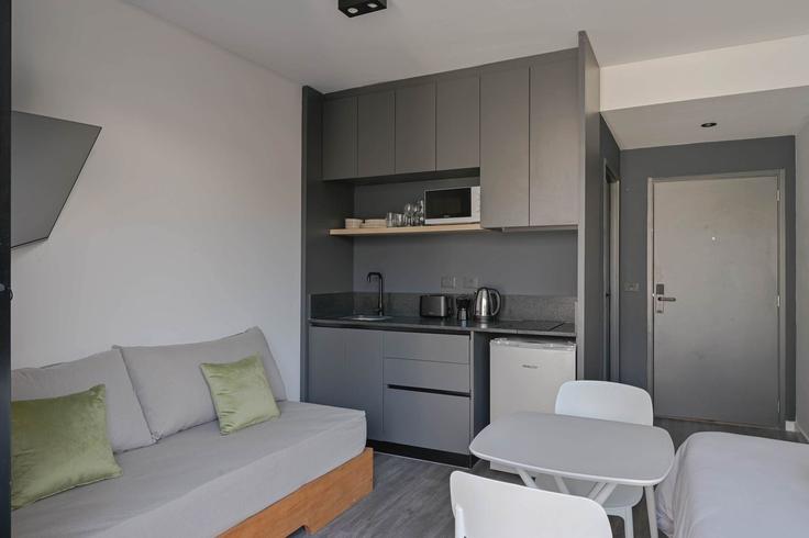 Elegant gestaltetes Wohnzimmer mit moderner Einrichtung in einer Wohnung im Building Uriarte - fliphaus - 1625727 in Buenos Aires, Buenos Aires Elegant gestaltetes Wohnzimmer mit moderner Einrichtung in einer Wohnung im Building Uriarte - fliphaus - 1625727 in Buenos Aires, Buenos Aires