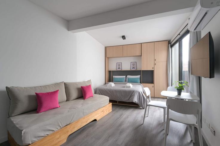 Buenos Aires, Buenos Aires에 위치한 Building Uriarte - fliphaus - 1625642 유닛의 세련된 인테리어가 돋보이는 거실 Buenos Aires, Buenos Aires에 위치한 Building Uriarte - fliphaus - 1625642 유닛의 세련된 인테리어가 돋보이는 거실