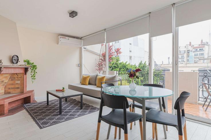 Buenos Aires Buenos AiresのBuilding Libertad - fliphaus - 1625698のアパートメントにある、モダンな家具を備えたエレガントなデザインのリビングルーム Buenos Aires Buenos AiresのBuilding Libertad - fliphaus - 1625698のアパートメントにある、モダンな家具を備えたエレガントなデザインのリビングルーム