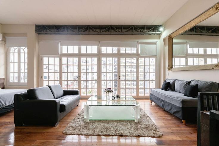 Buenos Aires, Buenos Aires에 위치한 Building Libertad - fliphaus - 1625640 유닛의 세련된 인테리어가 돋보이는 거실 Buenos Aires, Buenos Aires에 위치한 Building Libertad - fliphaus - 1625640 유닛의 세련된 인테리어가 돋보이는 거실