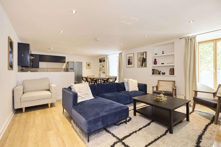 London Borough of Wandsworth, London에 위치한 Building Gwendolen Avenue - flyp-homes-ltd - 1269740 - LON 아파트의 세련된 인테리어가 돋보이는 거실 London Borough of Wandsworth, London에 위치한 Building Gwendolen Avenue - flyp-homes-ltd - 1269740 - LON 아파트의 세련된 인테리어가 돋보이는 거실