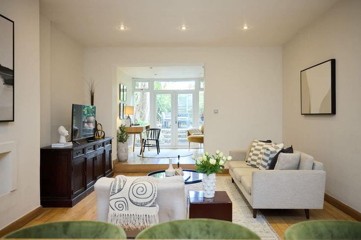 Royal Borough of Kensington and Chelsea, London에 위치한 Building Holland Road - flyp-homes-ltd - 1303243 - LON 아파트의 세련된 인테리어가 돋보이는 거실 Royal Borough of Kensington and Chelsea, London에 위치한 Building Holland Road - flyp-homes-ltd - 1303243 - LON 아파트의 세련된 인테리어가 돋보이는 거실