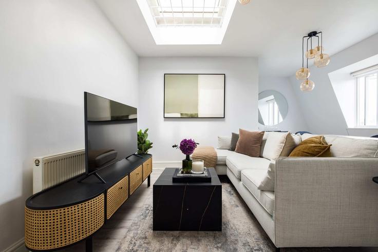 Building Wellington Road - flyp-homes-ltd - 1239663 - LON adresindeki bir dairede modern mobilyalarla zarif bir şekilde tasarlanmış oturma odası City of Westminster, London