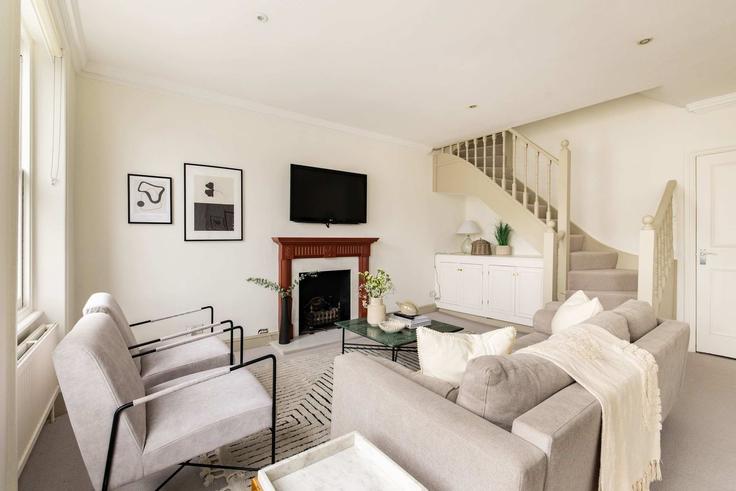 Elegante sala de estar con mobiliario moderno en un apartamento en Building Charleville Road - flyp-homes-ltd - 1332404 en London Borough of Hammersmith and Fulham, London