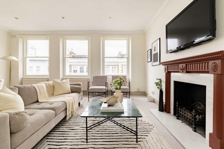 London Borough of Hammersmith and Fulham, London에 위치한 Building Charleville Road - flyp-homes-ltd - 1332404 유닛의 세련된 인테리어가 돋보이는 거실