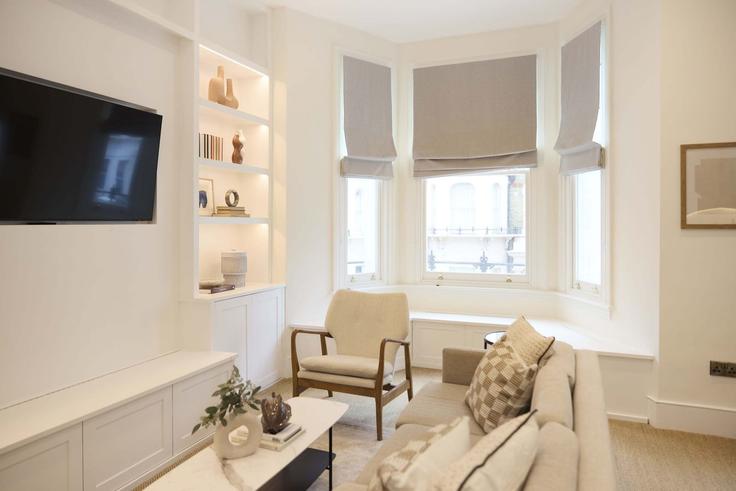 Royal Borough of Kensington and Chelsea, London에 위치한 Building Westgate Terrace - flyp-homes-ltd - 1344534 유닛의 세련된 인테리어가 돋보이는 거실 Royal Borough of Kensington and Chelsea, London에 위치한 Building Westgate Terrace - flyp-homes-ltd - 1344534 유닛의 세련된 인테리어가 돋보이는 거실
