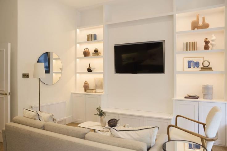 Elegant gestaltetes Wohnzimmer mit moderner Einrichtung in einer Wohnung im Building Westgate Terrace - flyp-homes-ltd - 1344534 in Royal Borough of Kensington and Chelsea, London