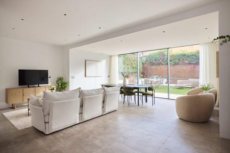 Building Springfield Road - flyp-homes-ltd - 1356266 adresindeki bir dairede modern mobilyalarla zarif bir şekilde tasarlanmış oturma odası City of Westminster, London