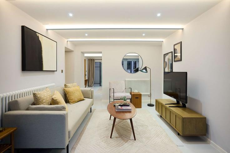 Building Ladbroke Grove - flyp-homes-ltd - 1520512 adresindeki bir dairede modern mobilyalarla zarif bir şekilde tasarlanmış oturma odası Royal Borough of Kensington and Chelsea, London