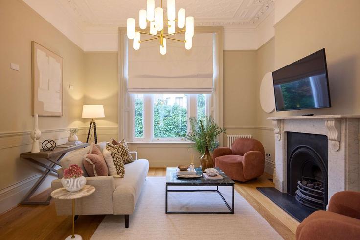 Sala de estar elegantemente projetada com móveis modernos em um apartamento no Building Stafford Terrace - flyp-homes-ltd - 1512266 em Royal Borough of Kensington and Chelsea, London Sala de estar elegantemente projetada com móveis modernos em um apartamento no Building Stafford Terrace - flyp-homes-ltd - 1512266 em Royal Borough of Kensington and Chelsea, London