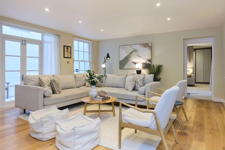 London City of WestminsterのBuilding Strathearn Place - flyp-homes-ltd - 1512265のアパートメントにある、モダンな家具を備えたエレガントなデザインのリビングルーム London City of WestminsterのBuilding Strathearn Place - flyp-homes-ltd - 1512265のアパートメントにある、モダンな家具を備えたエレガントなデザインのリビングルーム
