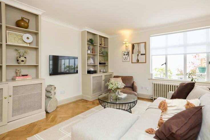 London City of WestminsterのBuilding Strathearn Place - flyp-homes-ltd - 1467037のアパートメントにある、モダンな家具を備えたエレガントなデザインのリビングルーム London City of WestminsterのBuilding Strathearn Place - flyp-homes-ltd - 1467037のアパートメントにある、モダンな家具を備えたエレガントなデザインのリビングルーム