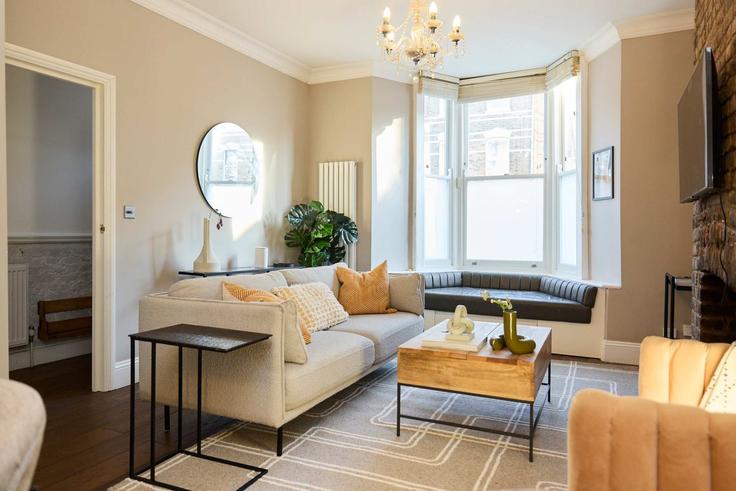 Elegant gestaltetes Wohnzimmer mit moderner Einrichtung in einer Wohnung im Building John Campbell Road - flyp-homes-ltd - 1467035 in London Borough of Hackney, London