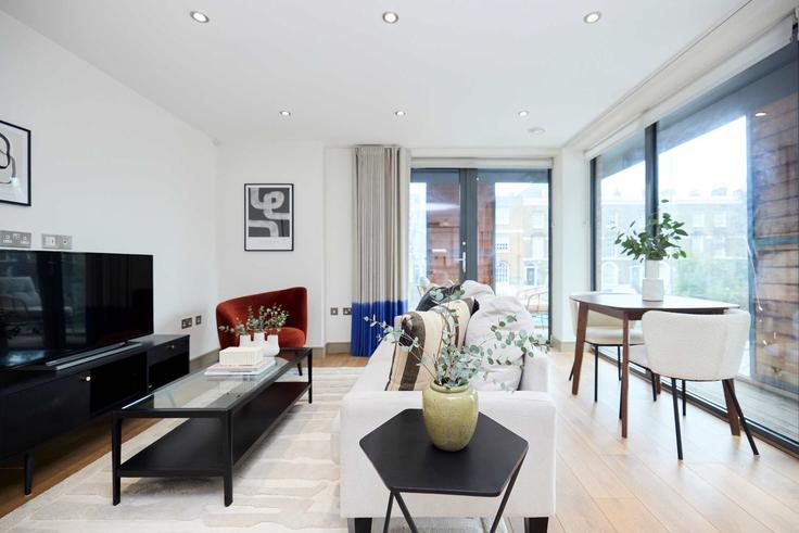 Elegant gestaltetes Wohnzimmer mit moderner Einrichtung in einer Wohnung im Building Queen's Road - flyp-homes-ltd - 1512272 in London Borough of Southwark, London