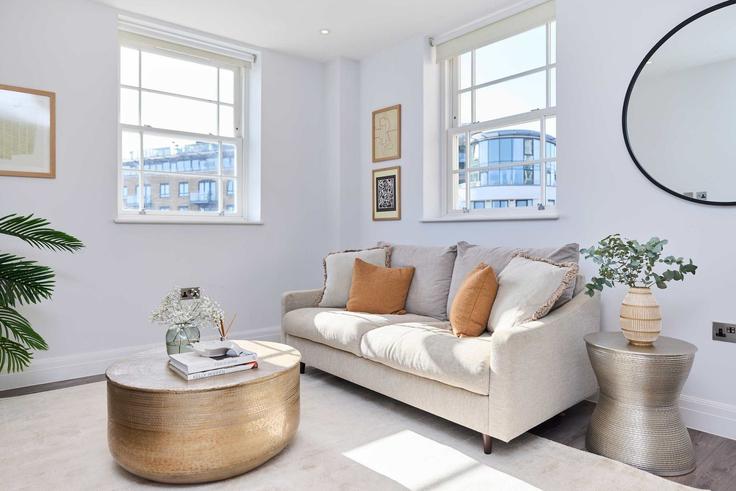 Building Kew Bridge Road - flyp-homes-ltd - 1512269 adresindeki bir dairede modern mobilyalarla zarif bir şekilde tasarlanmış oturma odası London Borough of Hounslow, Brentford