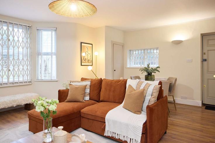 Elegant gestaltetes Wohnzimmer mit moderner Einrichtung in einer Wohnung im Building Tufnell Park Road - flyp-homes-ltd - 1520514 in London Borough of Islington, London Elegant gestaltetes Wohnzimmer mit moderner Einrichtung in einer Wohnung im Building Tufnell Park Road - flyp-homes-ltd - 1520514 in London Borough of Islington, London
