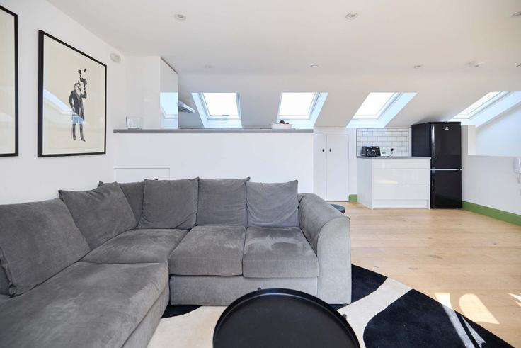 Elegant gestaltetes Wohnzimmer mit moderner Einrichtung in einer Wohnung im Building Meeting House Lane - flyp-homes-ltd - 1505762 in London Borough of Southwark, London