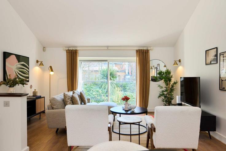 London City of WestminsterのBuilding Grove End Road - flyp-homes-ltd - 1512268のアパートメントにある、モダンな家具を備えたエレガントなデザインのリビングルーム London City of WestminsterのBuilding Grove End Road - flyp-homes-ltd - 1512268のアパートメントにある、モダンな家具を備えたエレガントなデザインのリビングルーム