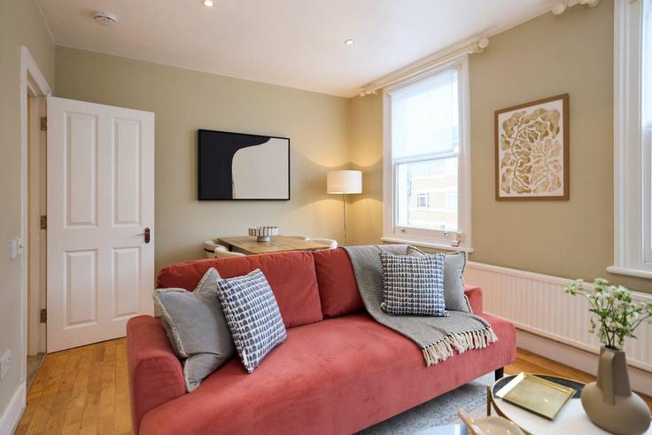 Building Sherbrooke Road - flyp-homes-ltd - 1512274 adresindeki bir dairede modern mobilyalarla zarif bir şekilde tasarlanmış oturma odası London Borough of Hammersmith and Fulham, London