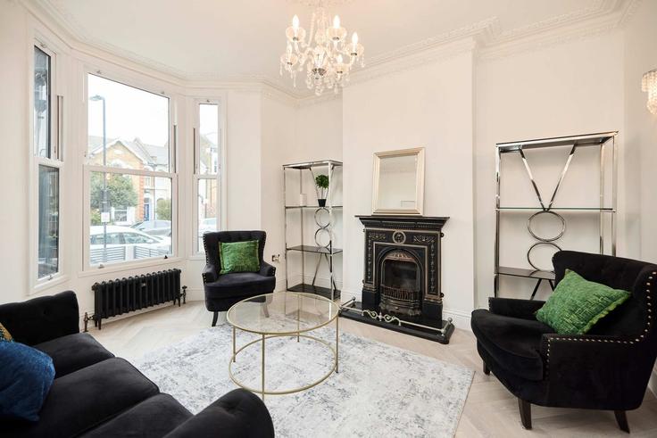Elegante sala de estar con mobiliario moderno en un apartamento en Building Grayling Road - flyp-homes-ltd - 1512278 en London Borough of Hackney, London