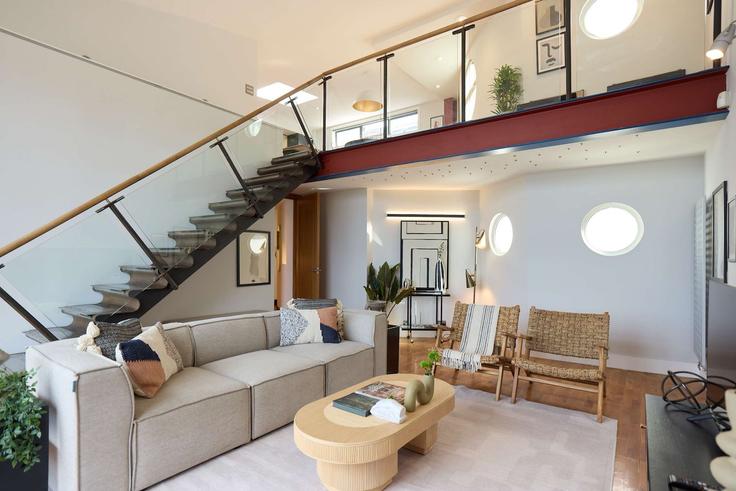 Salle de séjour élégante avec mobilier moderne dans un appartement à Building Kingsland Road - flyp-homes-ltd - 1520516 à London Borough of Hackney, London